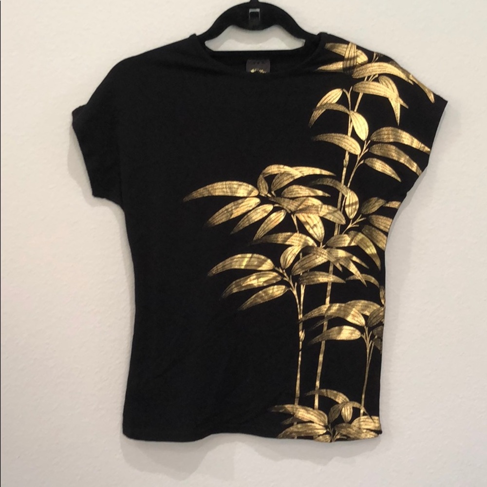 T-shirt back and gold